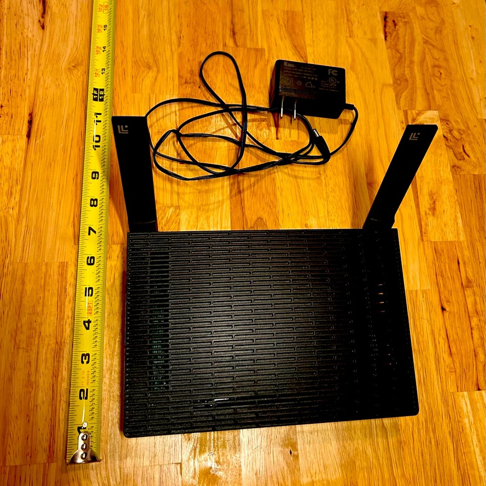 Linksys wifi router model MR2000: like new